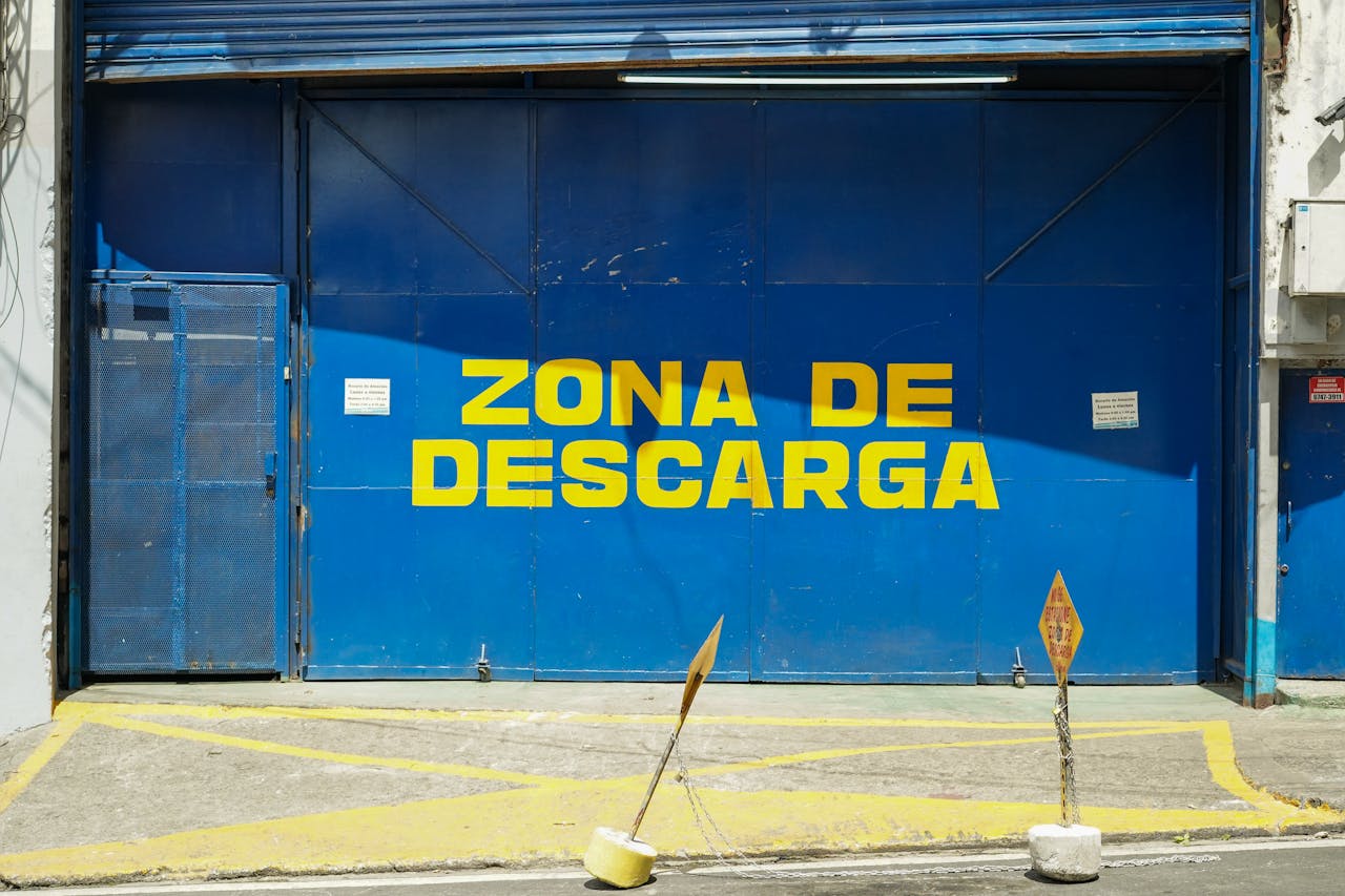 Crafting Captivating Headlines: Your awesome post title goes here Bright image of a blue loading zone with yellow text 'Zona de Descarga'.